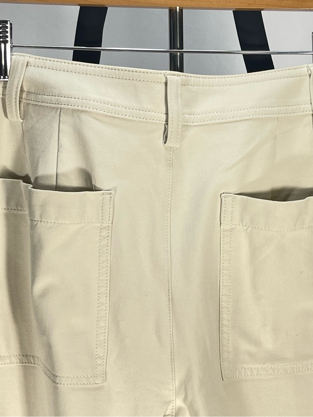 Banana Republic Cream Cargo Pants. Rayon & Spandex mix. Sz 4 NO BELT - Picture 4 of 9
